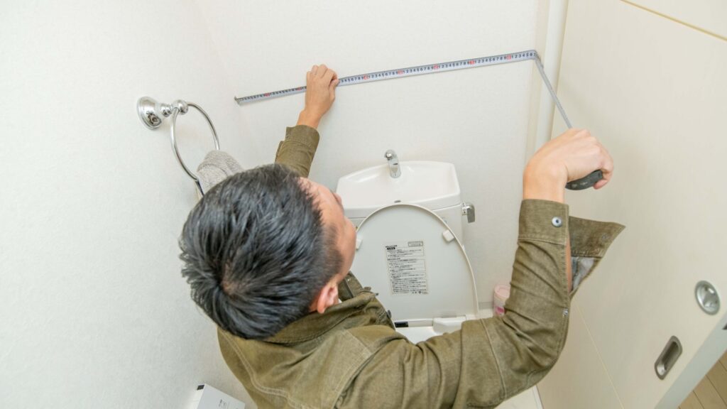 トイレ室内のサイズを測定する様子