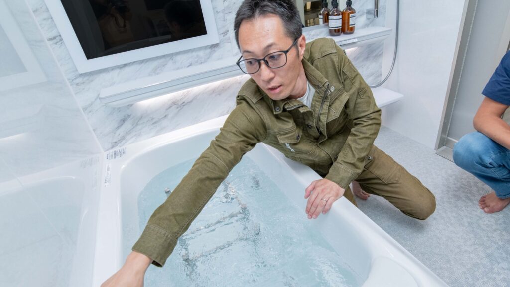 お湯を張った浴槽を確認する様子