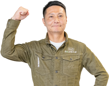 リライフ住設の男性スタッフがガッツポーズしている様子