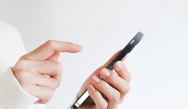 スマホを操作する手元