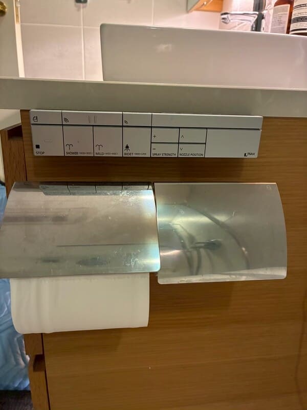 神奈川県横浜市_トイレリフォーム_施工前リモコン