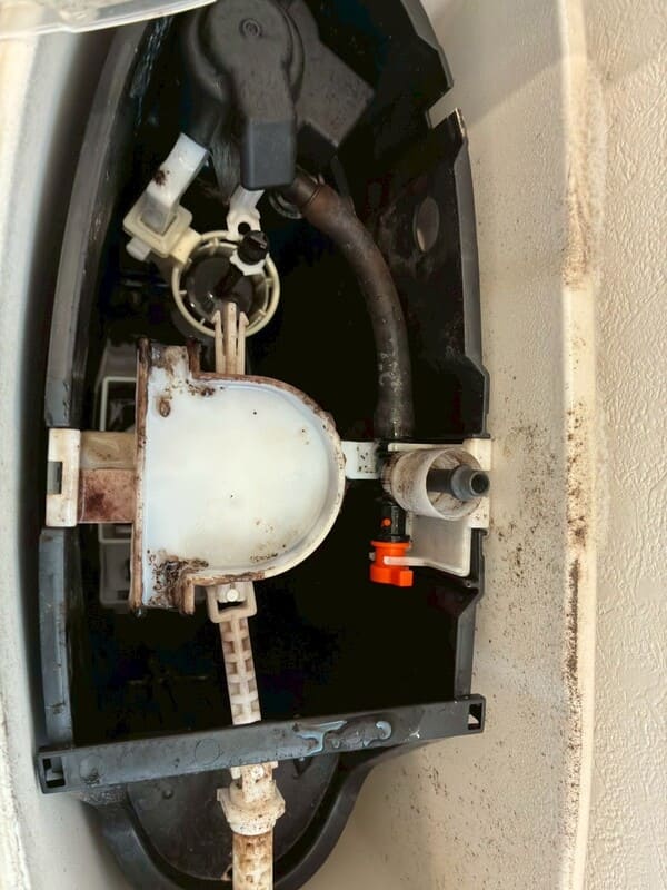 神奈川県大和市_トイレ本体交換_施工前タンク内