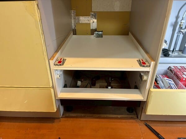 東京都稲城市_食洗機設置_施工中_8食洗機レール設置